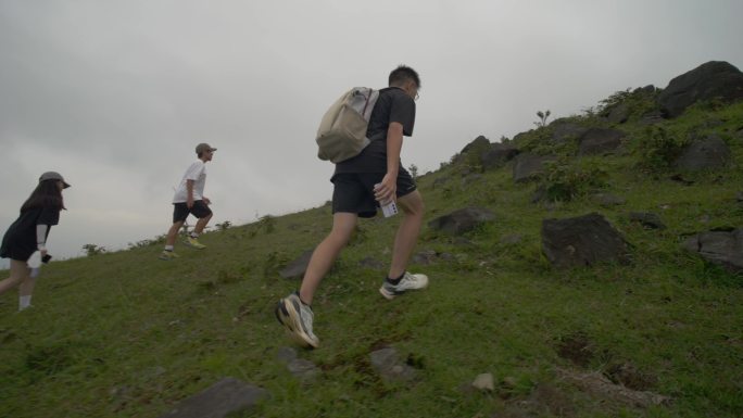 登山攀登年轻人户外徒步旅行