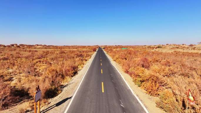 新疆且末县沙漠戈壁公路航拍