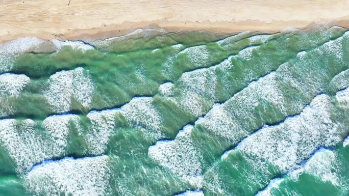 海浪拍打着沙滩