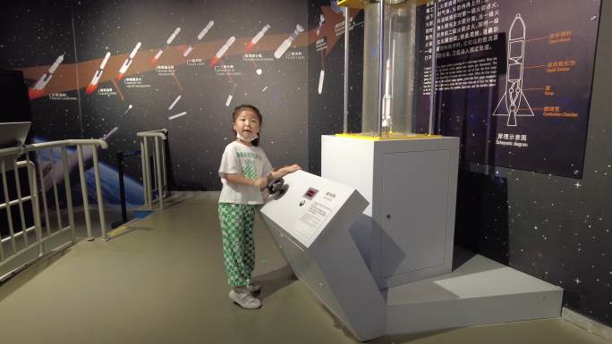 小朋友在玩火箭模拟玩具