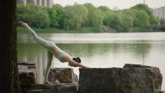 瑜伽户外美女瑜伽瑜伽教练普拉提运动锻炼