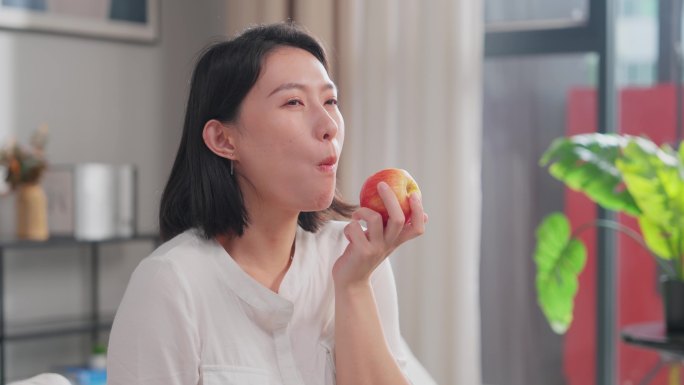 美女吃苹果