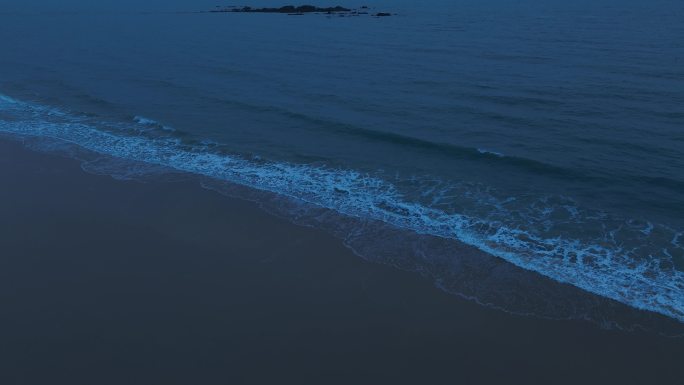 夜晚海边航拍夜晚沙滩海水拍打岸边晚上潮水