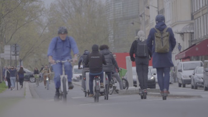 巴黎骑自行车人流滑板车