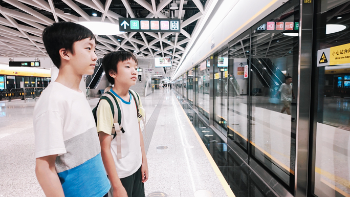 少年儿童孩子乘坐深圳地铁