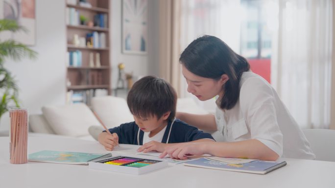 在家辅导孩子写作业