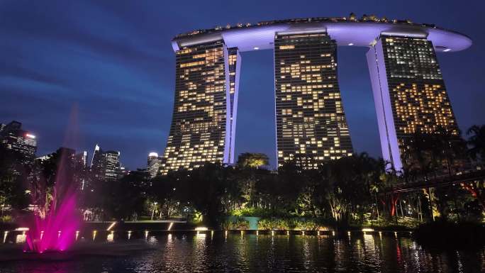 夜幕下的奇迹：新加坡金沙酒店的璀璨夜景