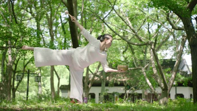 颂钵疗愈或音钵疗愈森林树林寺庙公园