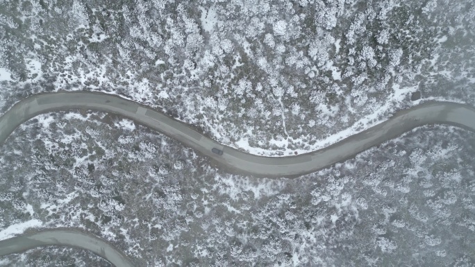 汽车在冰天雪地的公路上行驶