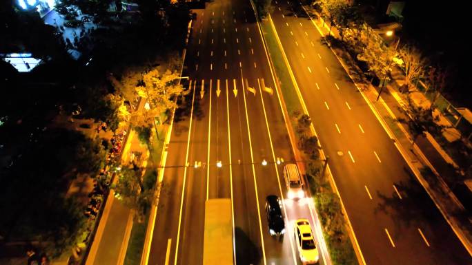 城市马路行驶的汽车夜景