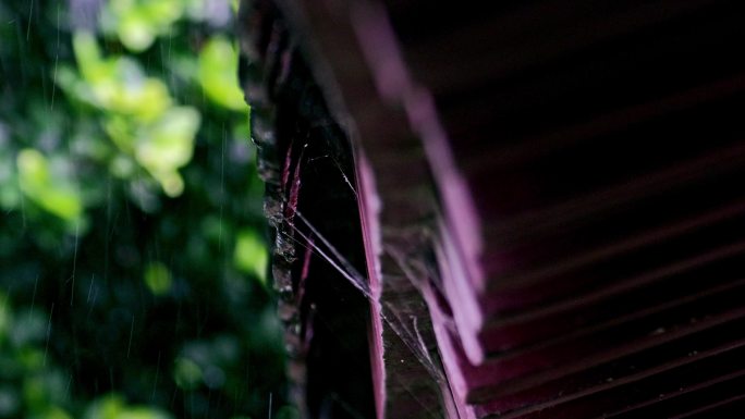 雨天屋檐雨滴水滴滴落