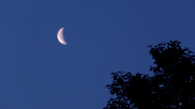 月牙儿夜空寂静伤感风景残月蓝色夜景夜空亮