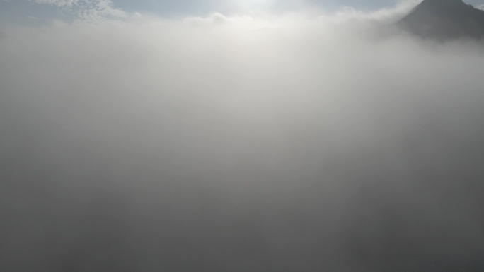 秦巴山区云雾缭绕航拍