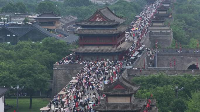 航拍西安城墙旅游假期旺季人山人海客流爆满