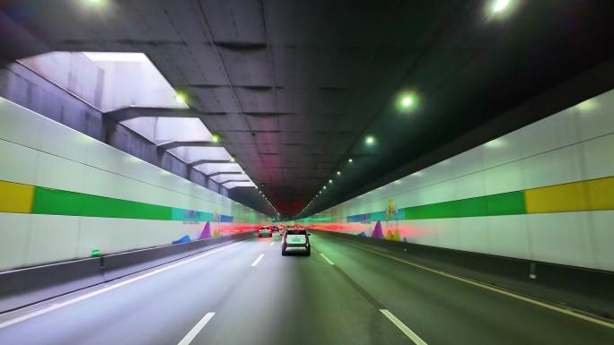 汽车在隧道穿梭开车第一视角飙车城市马路公