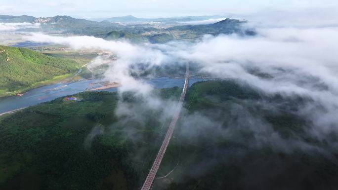 美丽中国疾驰高铁云雾河流高铁桥初春田野
