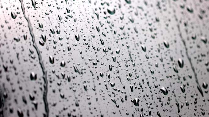 （慢镜）下雨天雨水水滴从玻璃上滑落