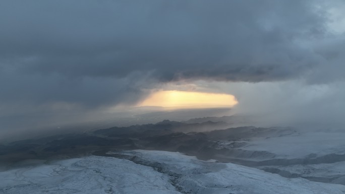 极端天气冰天雪地的日出烧云