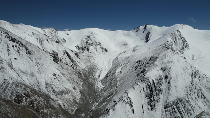 天山喀尔里克冰川雪山