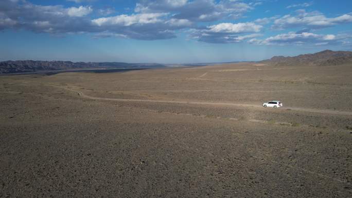 新疆荒野戈壁滩汽车自驾越野