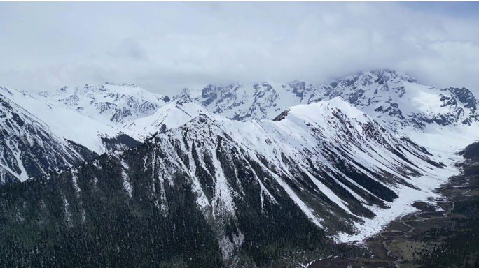 高山雪山山峰雪山连绵大山雄伟山脉