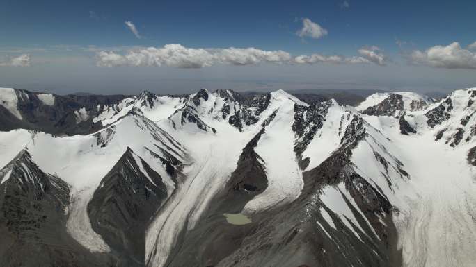 天山喀尔里克冰川全景