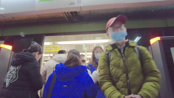 上海城市地铁人流视频素材94