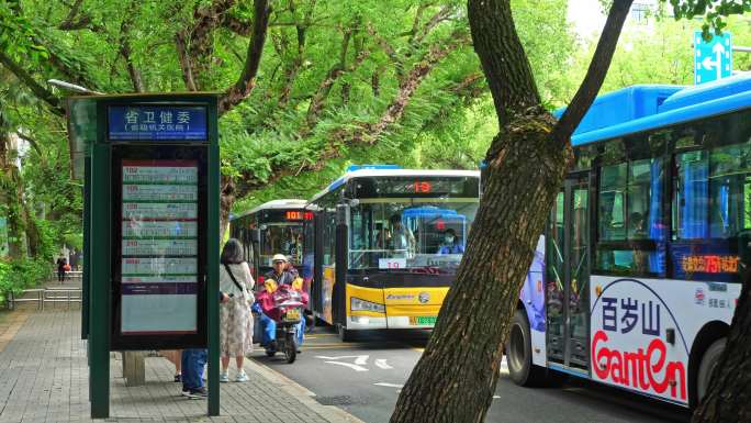 城市道路交通人文情怀公交车进站出站