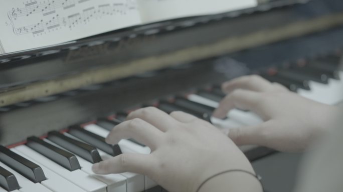 男生弹钢琴手部特写