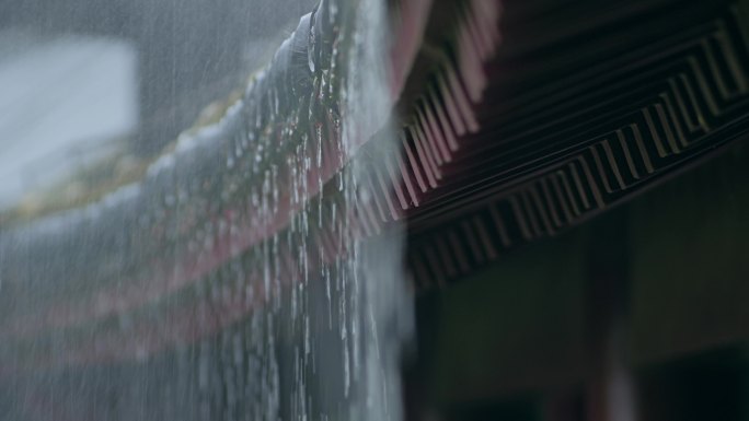 下雨屋檐雨水雨滴滴下