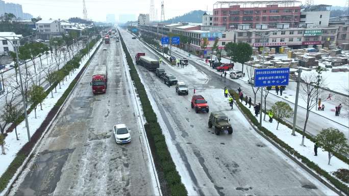 冰雪灾害道路救援航拍素材