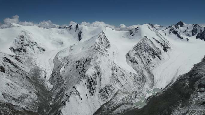 天山喀尔里克冰川雪山
