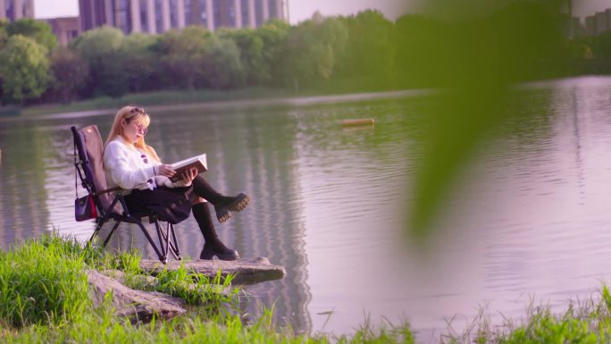 女孩子看书大学生校园公园学习