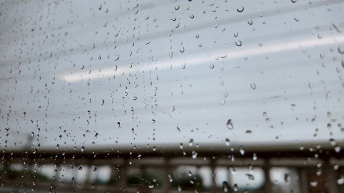 动车车窗雨滴