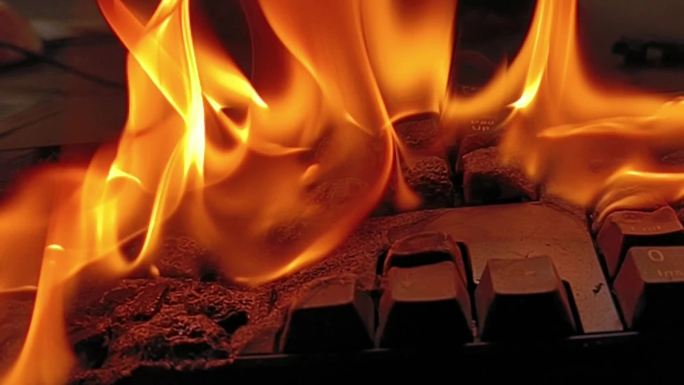 键盘着火苗特写温度塑料燃烧键盘燃烧着火