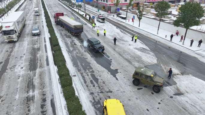 冰雪道路拖车救援素材