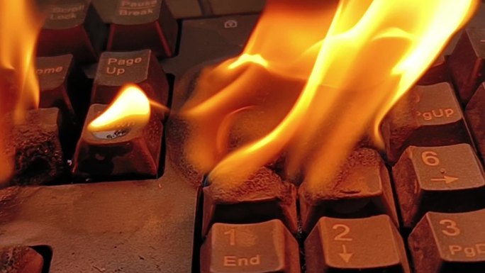 电脑燃烧特写加热温度塑料燃烧键盘燃烧着火