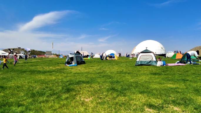 延时 人们在露营基地搭建帐篷出行游玩
