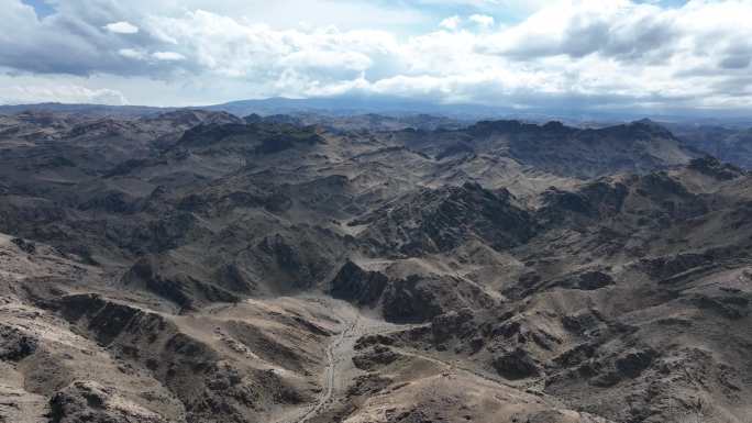 探险险峻的峡谷山谷