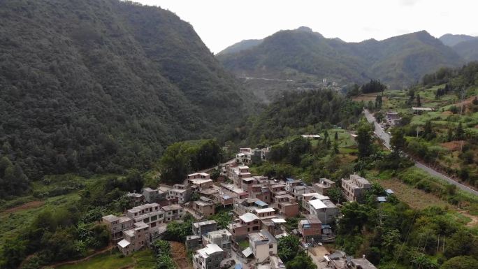 大山里的村寨航拍