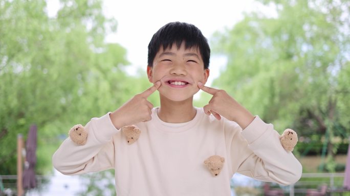 中国小男孩纯真的笑脸唯美升格