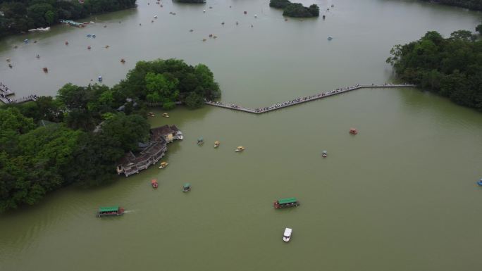 广东惠州：五一黄金周期间西湖湖上游船众多