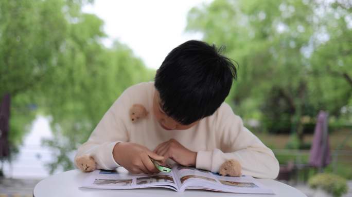 小孩使用翻译笔认真专注学习阅读8K实拍