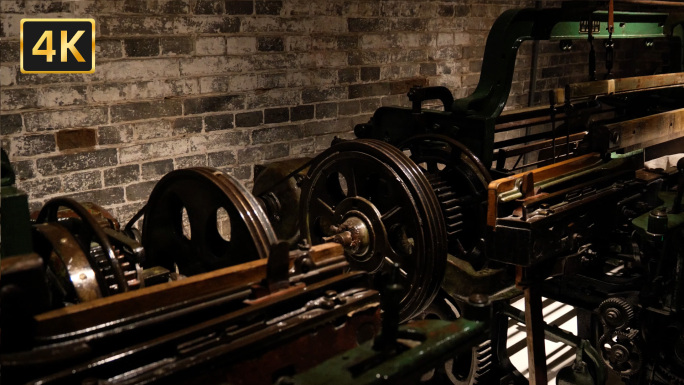 上世纪老纺织厂老设备织布机
