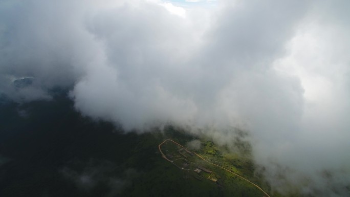 航拍武夷山黄岗山最高峰峡谷草甸森林云海