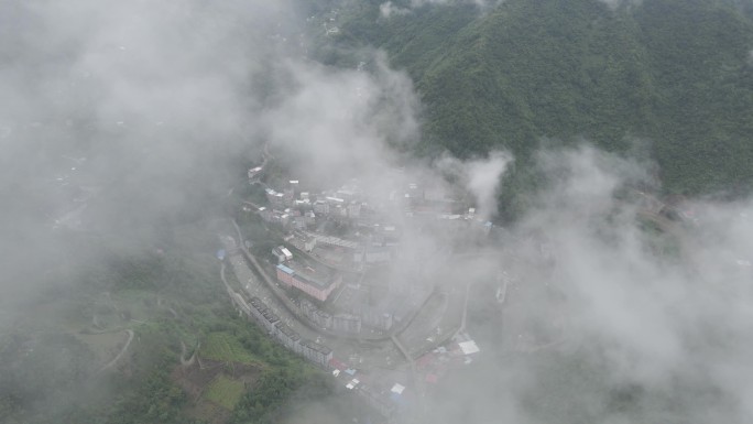 秦巴山深处的小村子云雾深处