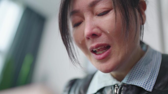 妻子看着照片哭泣