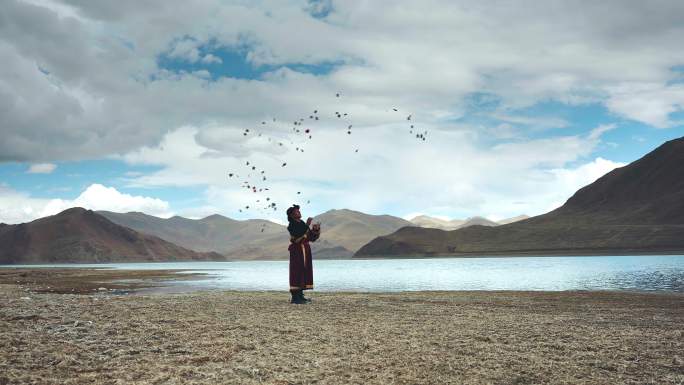 藏民在羊卓雍措撒隆达祈福