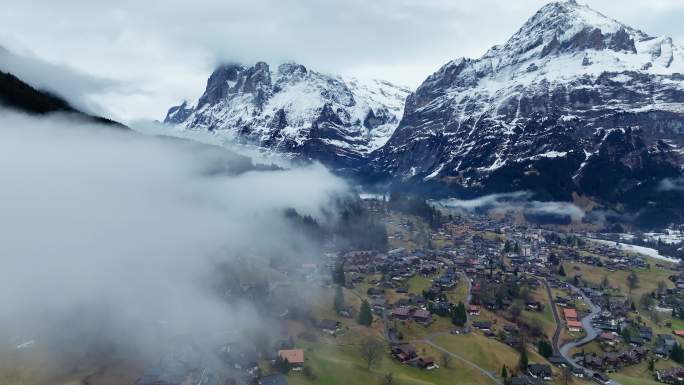 4K正版-航拍瑞士格林德瓦小镇雪山晨雾5