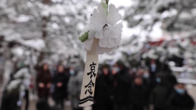 清明节社会各界雪中祭扫烈士墓